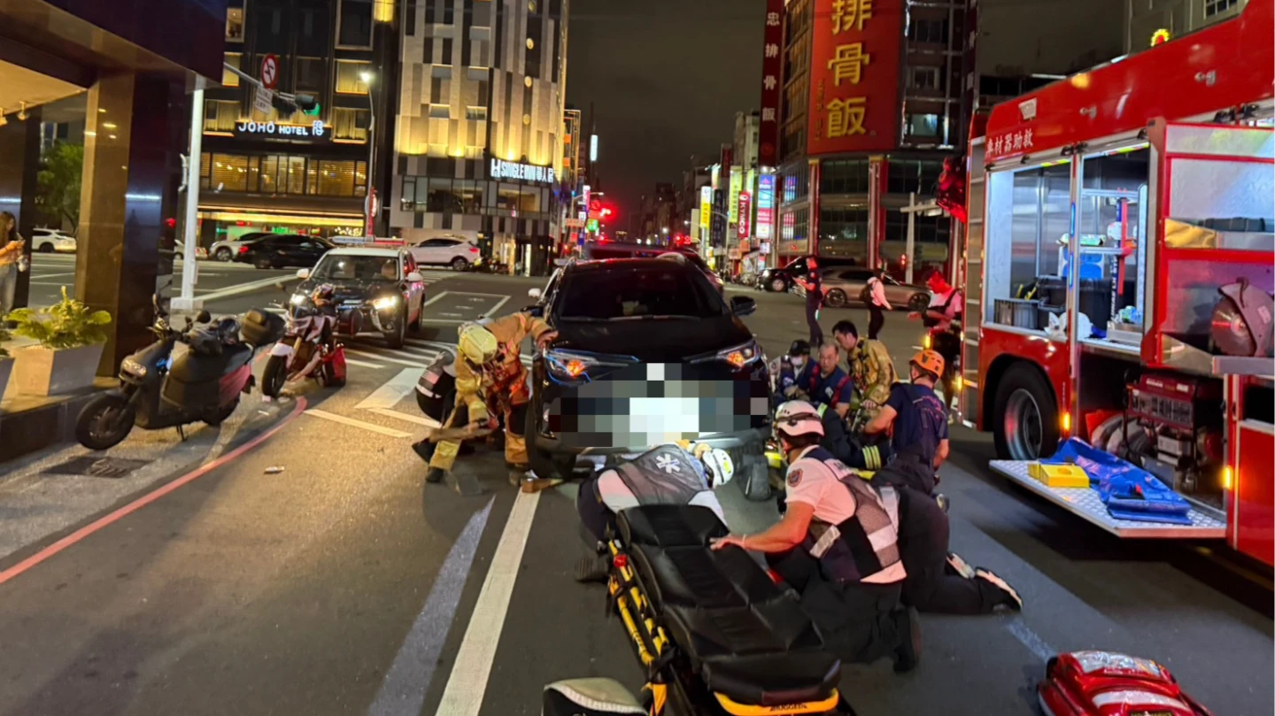 警消合力將丁姓男子從車底拉出送醫急救。民眾提供