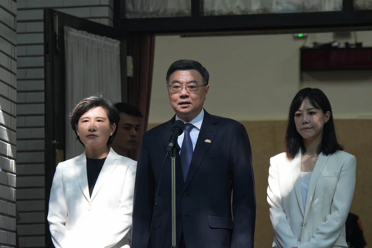 行政院長卓榮泰進入立院專案報告前接受媒體堵訪。葉志明攝