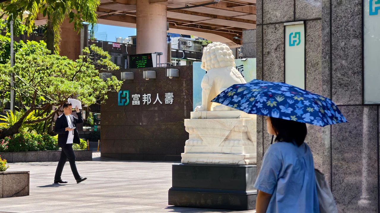 台幣每升值1角,估對富邦人壽外匯準備金影響18億元。葉志明攝