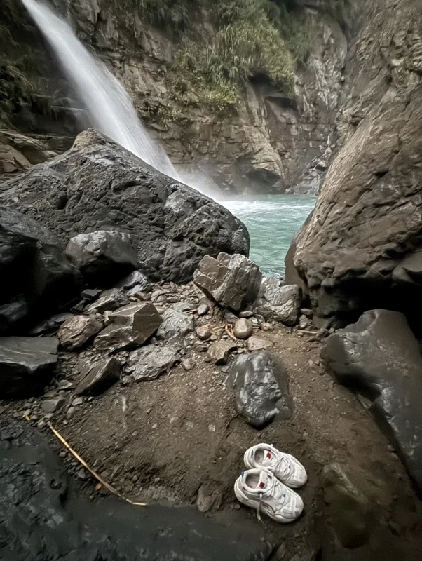 南華大學印度籍一男學生,25日疑在雲林古坑樟湖吊橋附近落水失蹤,至今搜救無果,現場發現一雙鞋子,疑似失蹤學生所有。(雲林縣消防局提供)中央社