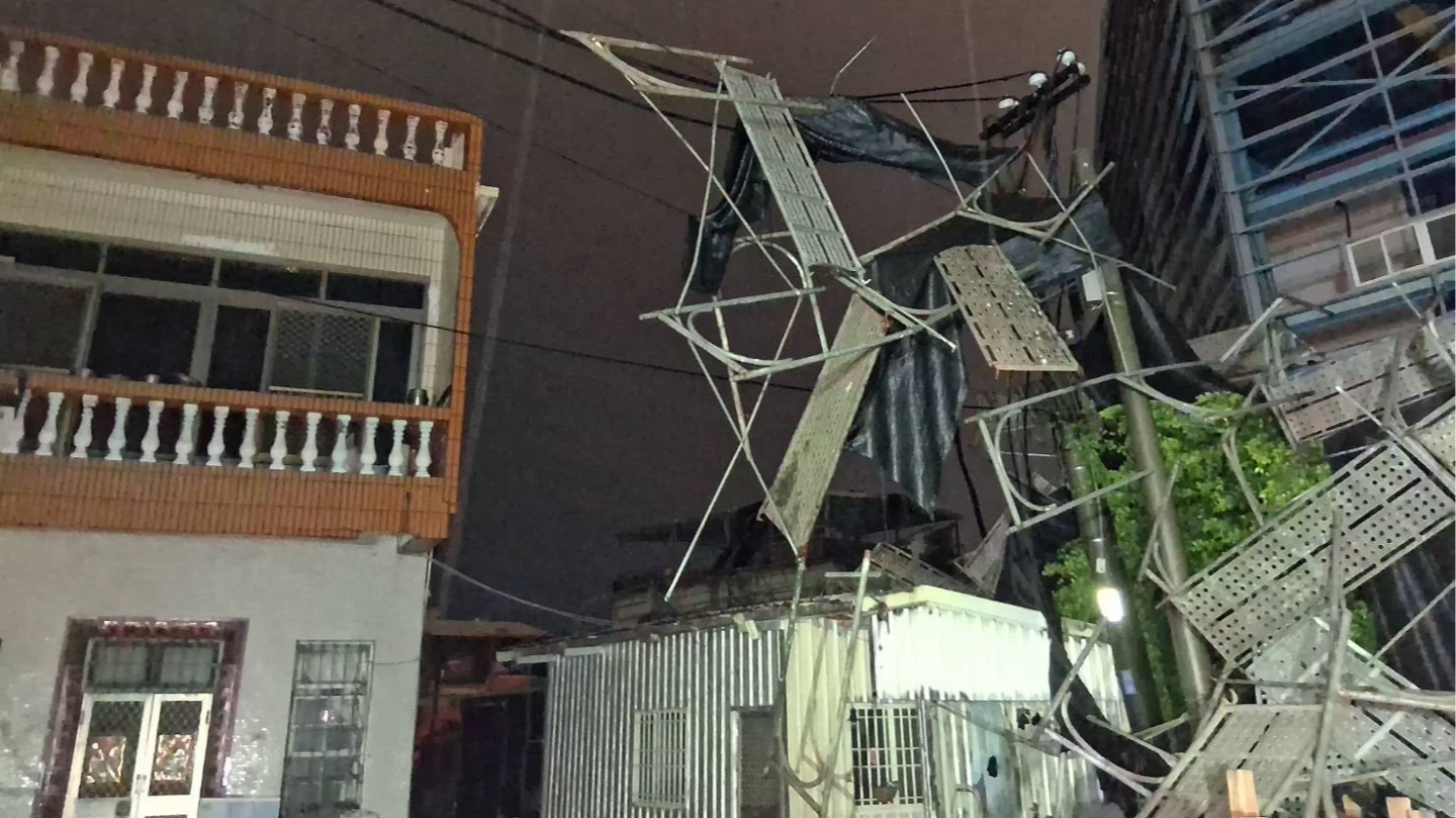 高雄傍晚大雷雨釀災!鷹架倒塌壓電線 旗津3千戶停電