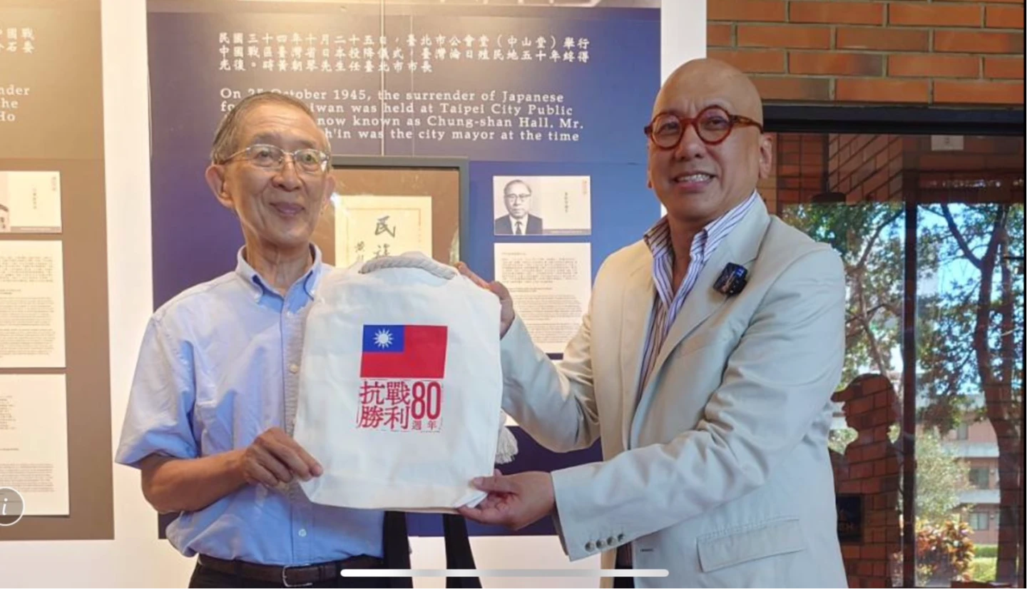松濤社執行長宋緒康(右)和外交部前部長林永樂(左)。松濤社提供