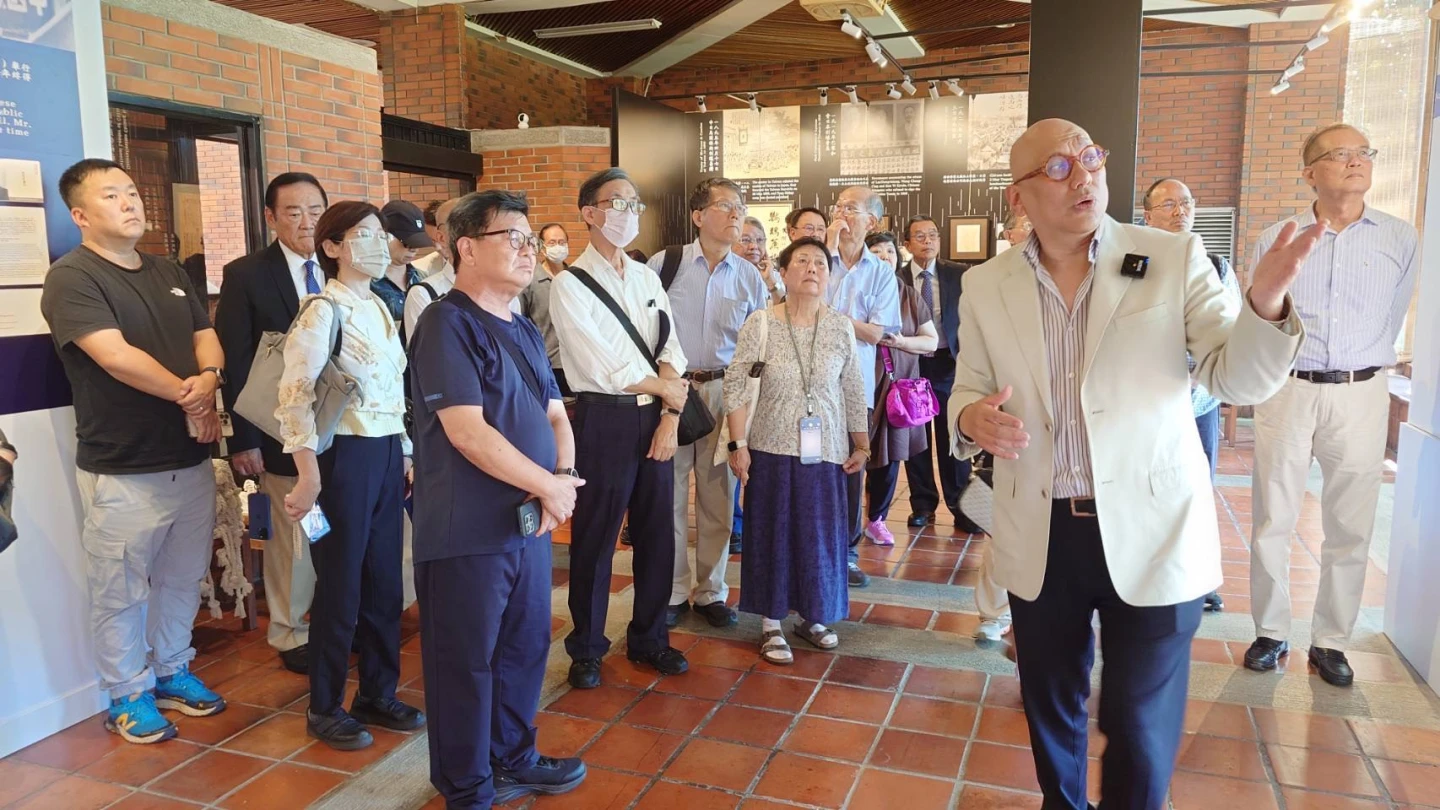 退休外交官組團參觀展覽。松濤社提供