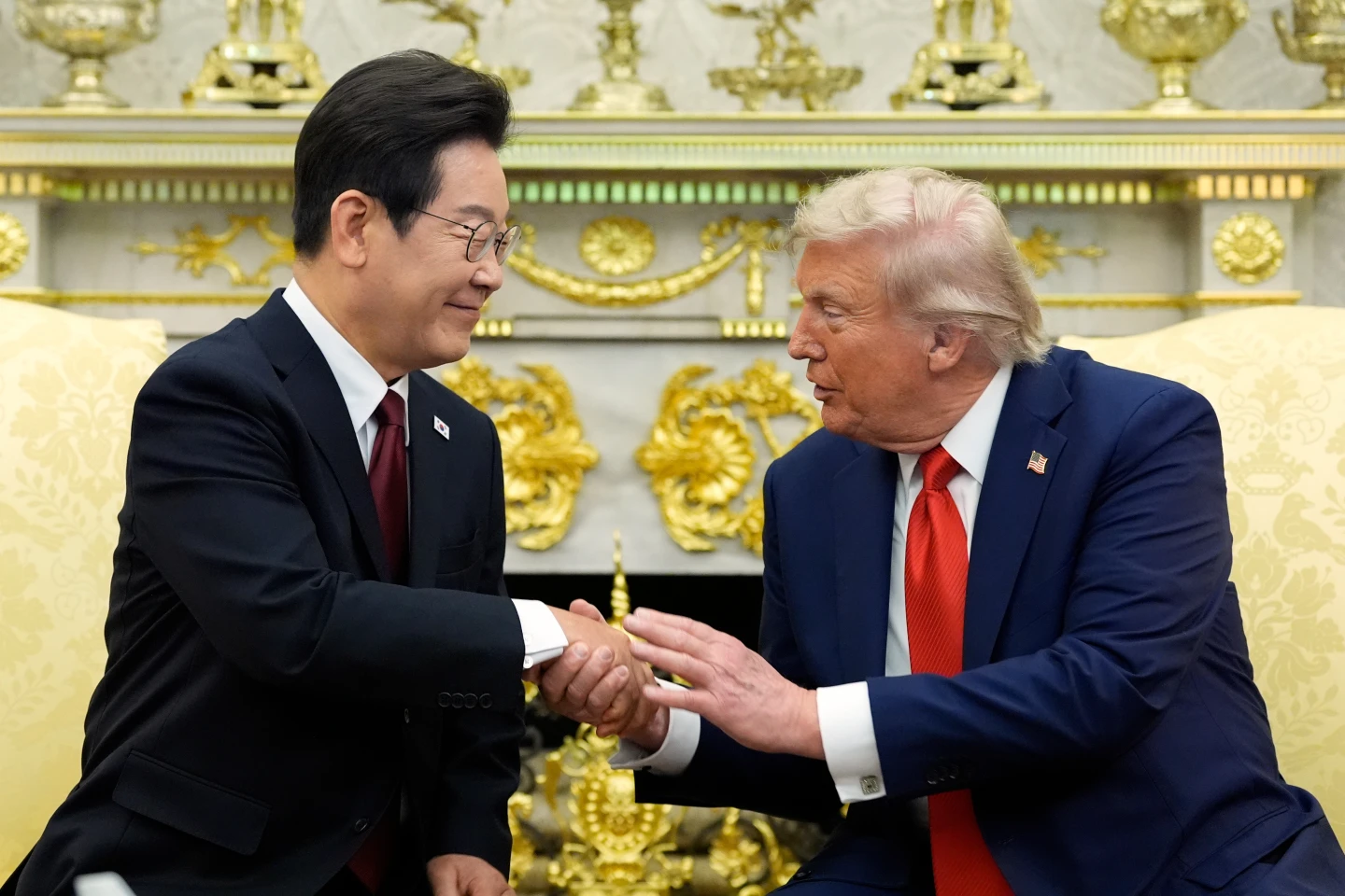 美國總統川普(右)8月25日在華盛頓白宮橢圓形辦公室與南韓總統李在明(左)會面,整場會面氣氛十分和諧。美聯社