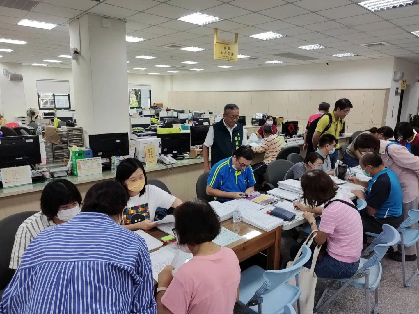 各局處進駐區公所開設丹娜絲風災聯合服務中心。市府提供