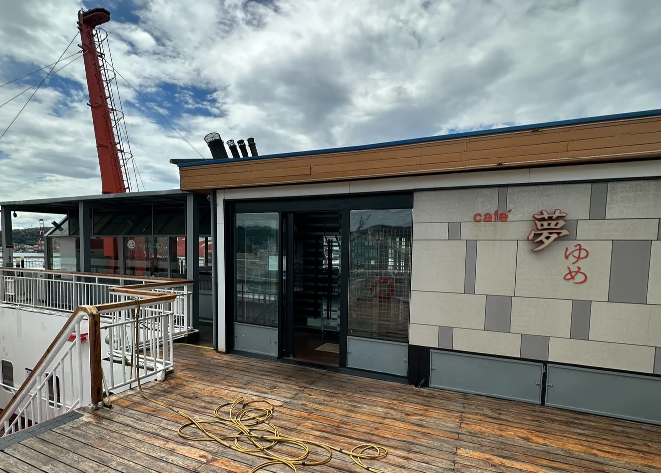 船上設有免稅店及咖啡廳。華岡集團提供