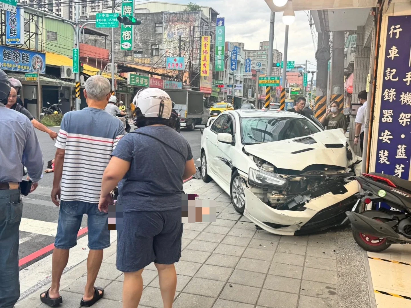 土城車輛暴衝上人行道。翻攝畫面