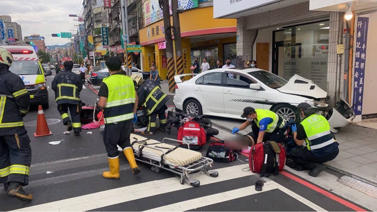 土城嚴重車禍,1人骨折、6人輕傷。翻攝畫面
