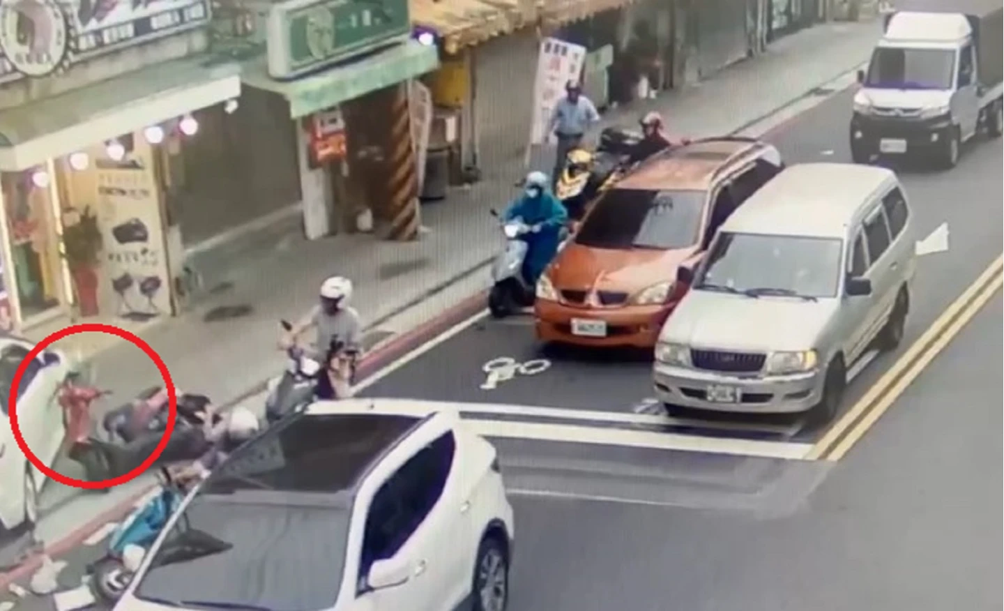 汽車險些撞進藥妝店。翻攝畫面