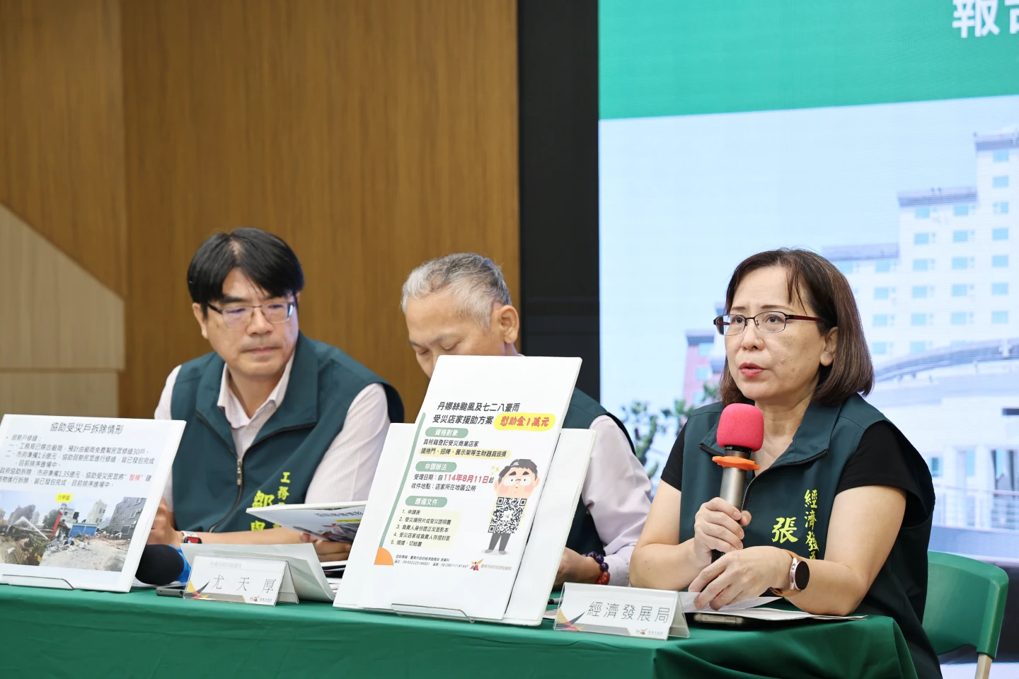 經發局長張婷媛(右)。市府提供