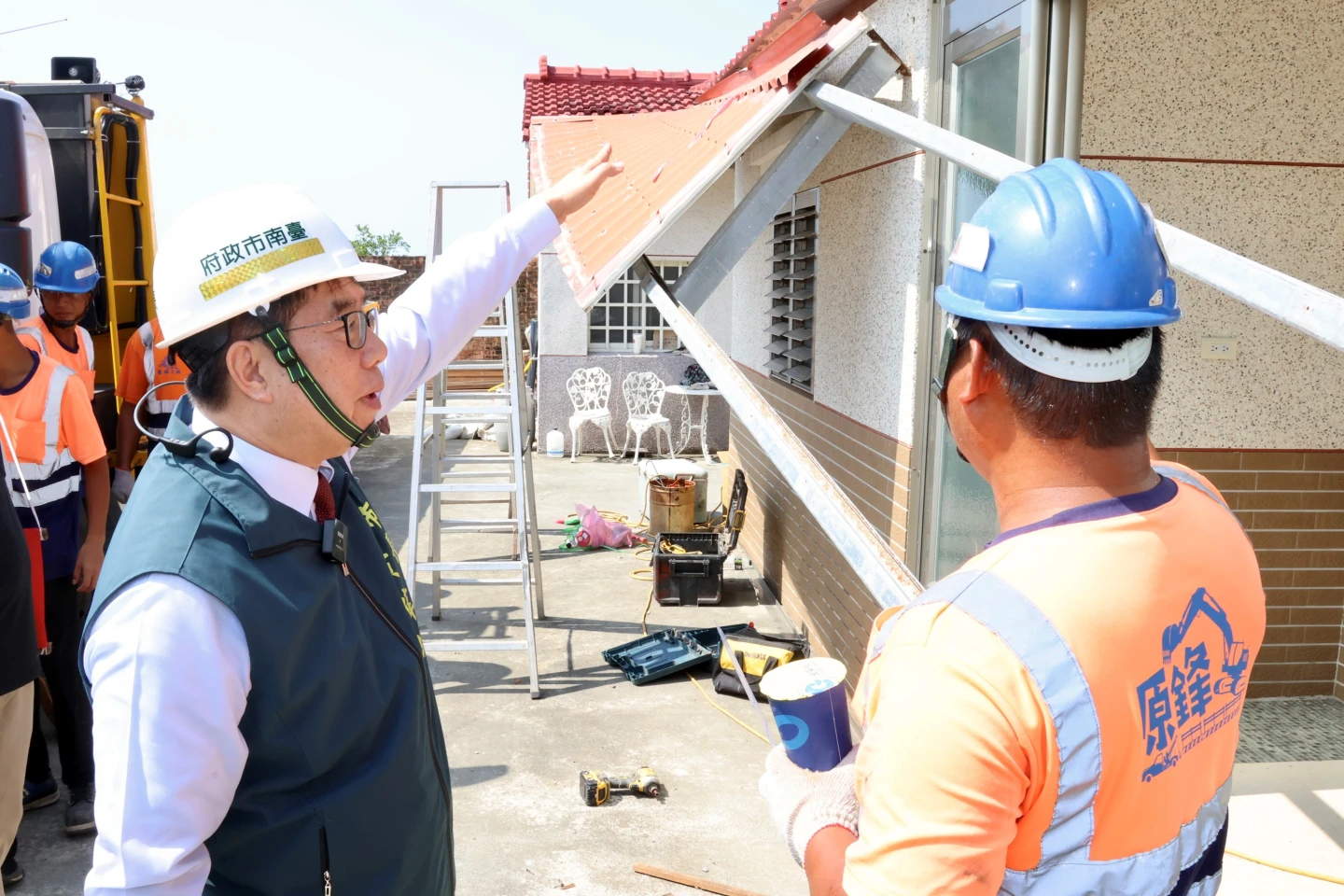 市長黃偉哲走訪災區,視察復原情形。市府提供