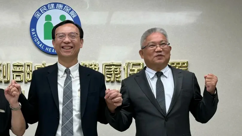 健保署長石崇良(中)將接任衛福部長,藥師公會全聯會理事長黃金舜(右)給予高度評價。林芳如攝