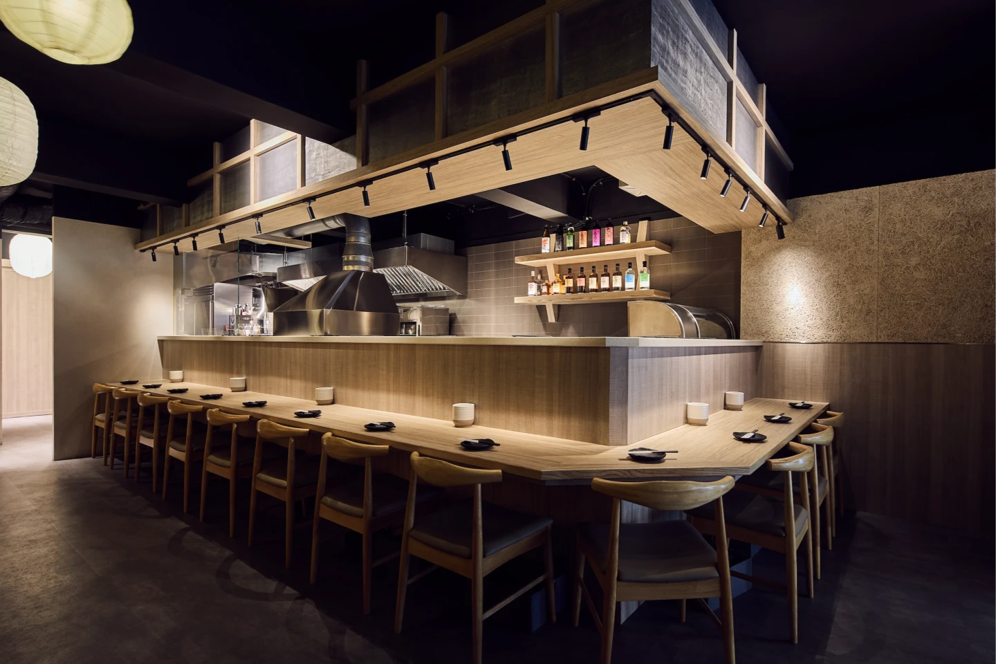 夜串坊設有板前13席+客席10席,共23席。夜串坊提供