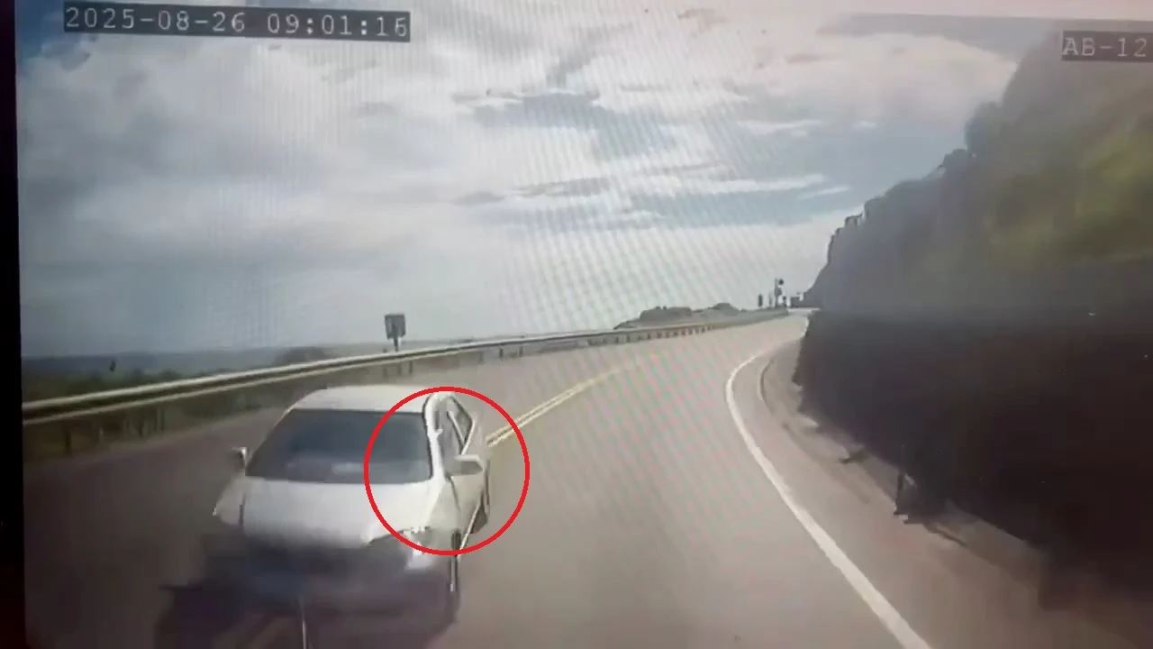 新北瑞芳台2線車禍,疑似汽車跨越分向限制線釀禍。翻攝畫面