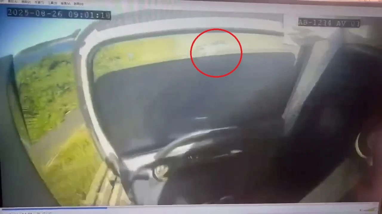 砂石車駕駛座車門撞開。翻攝畫面