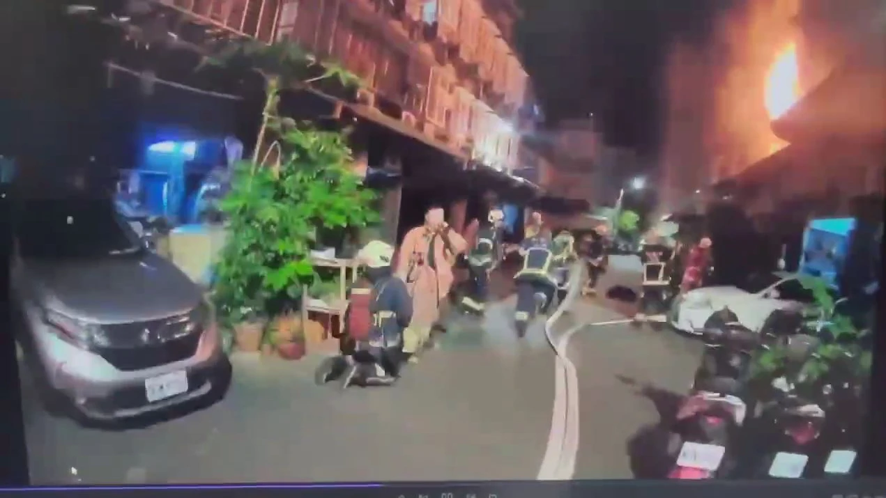 新北板橋公寓竄火煙,消防救出7人送醫。翻攝畫面