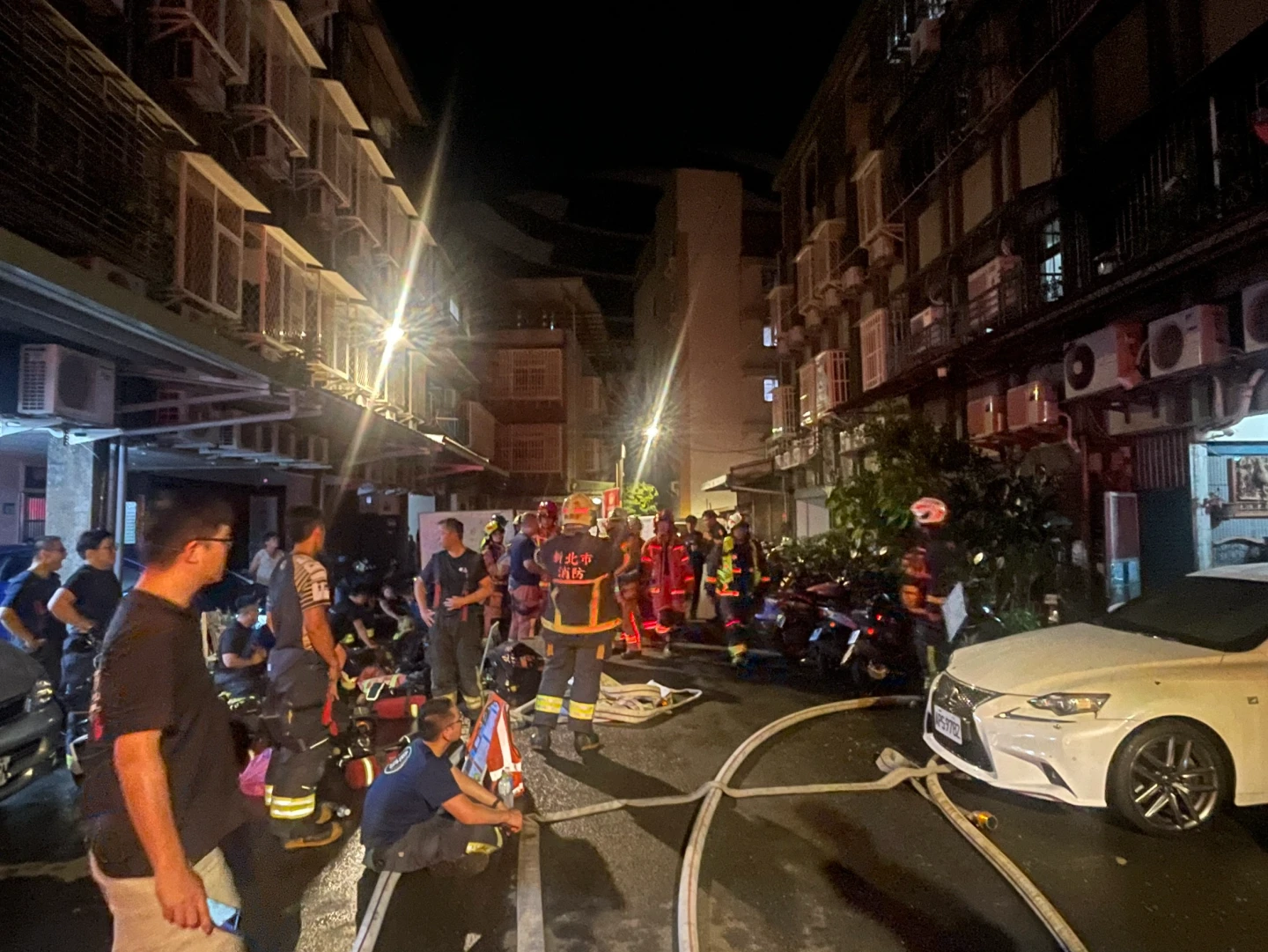 警消救出受困民眾。翻攝畫面