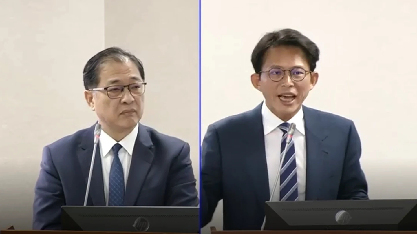 黃國昌(右)質詢鄭銘謙(左),驚爆鄭亦麟收賄案原本去年要搜索約談,被台北地檢署檢察長王俊力壓下。取自國會頻道