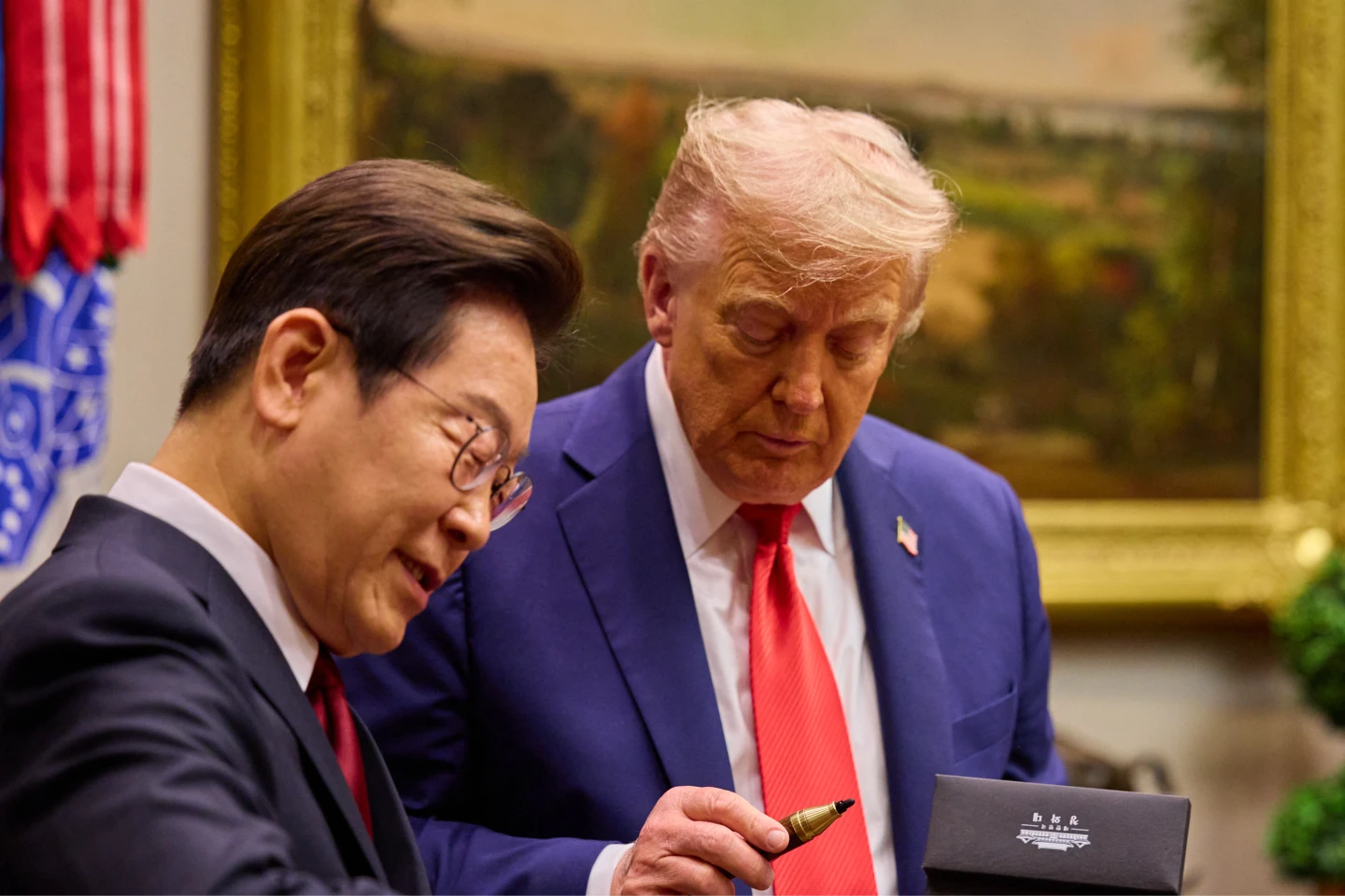 美國總統川普 (右) 8月25日與南韓總統李在明 (左)進入白宮橢圓形辦公室進行會談前,看上李在明手中的一支手工木製鋼筆,差不多花了2分鐘跟李在明討論這支筆。法新社