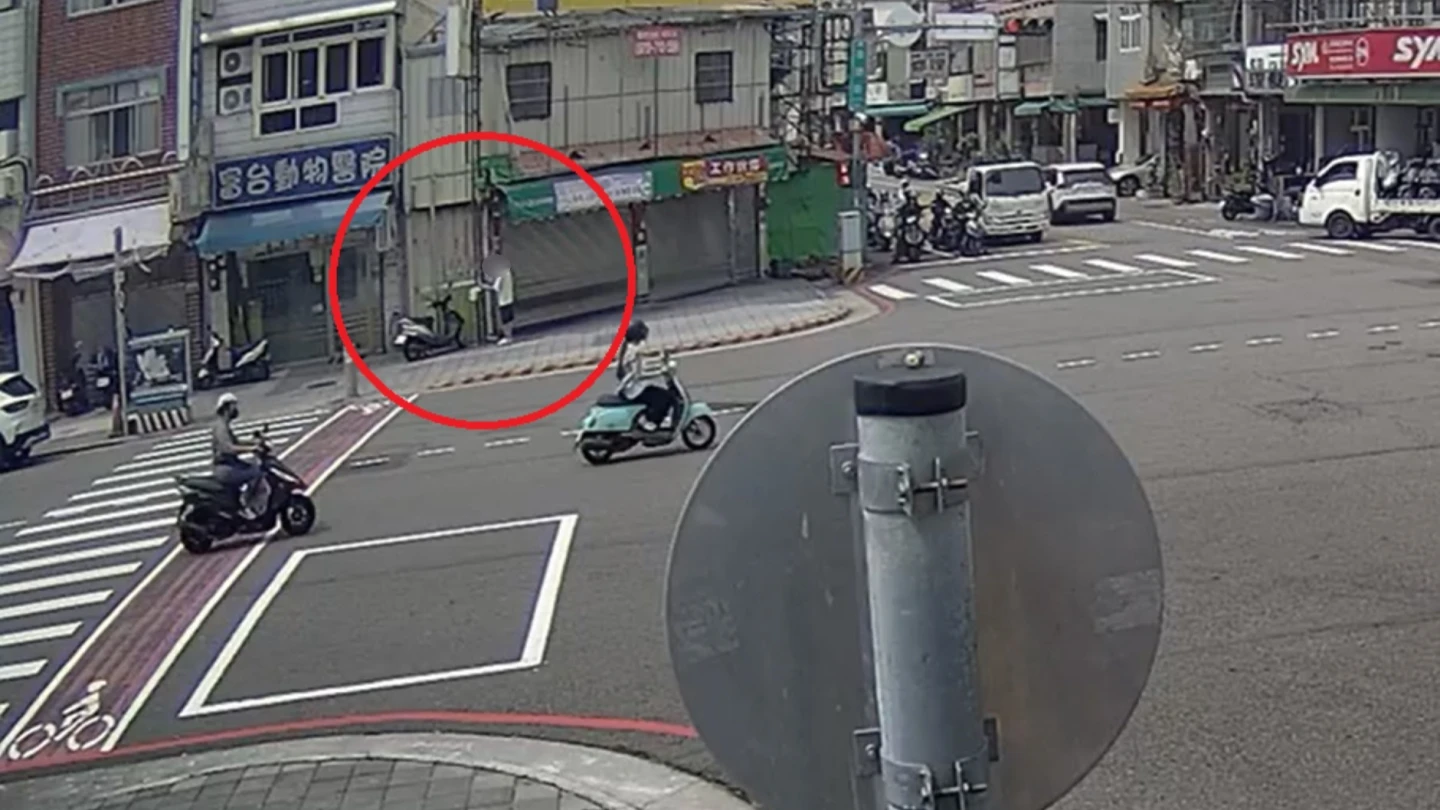 台中市84歲王姓老翁,因失智迷失街頭,一度抱著路旁鐵桿,引起附近店家關注。警方提供