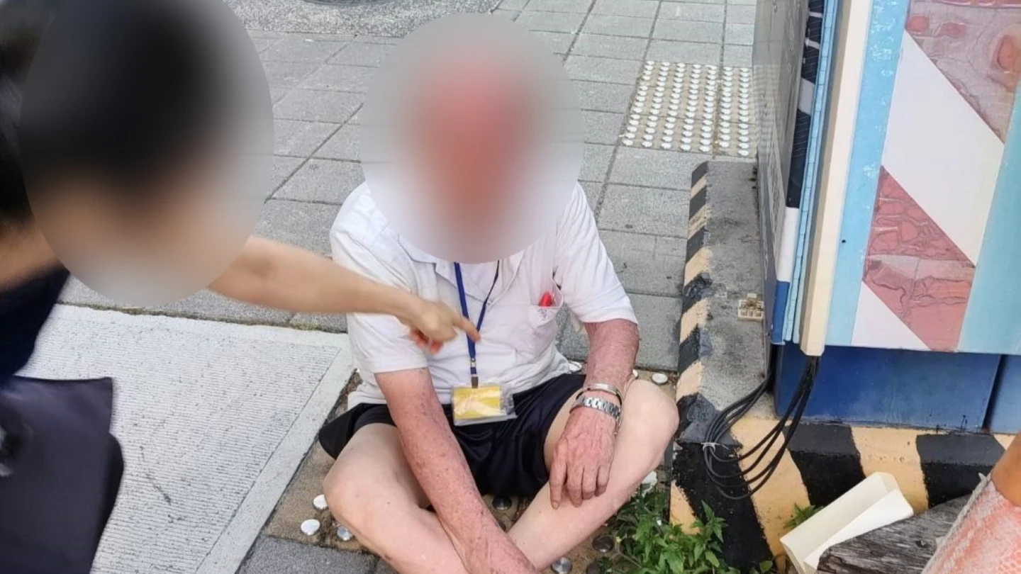 王姓老翁枯坐街頭,幸好胸前掛著寫有家屬聯絡電話,讓警方得以聯繫上家屬。警方提供