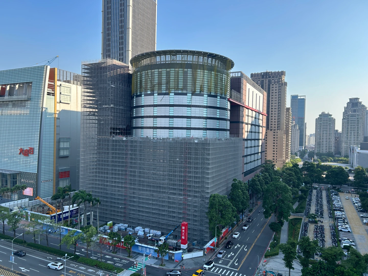 新光三越中港店修復工程進入最後階段,建物外觀已呈現煥然一新。業者提供