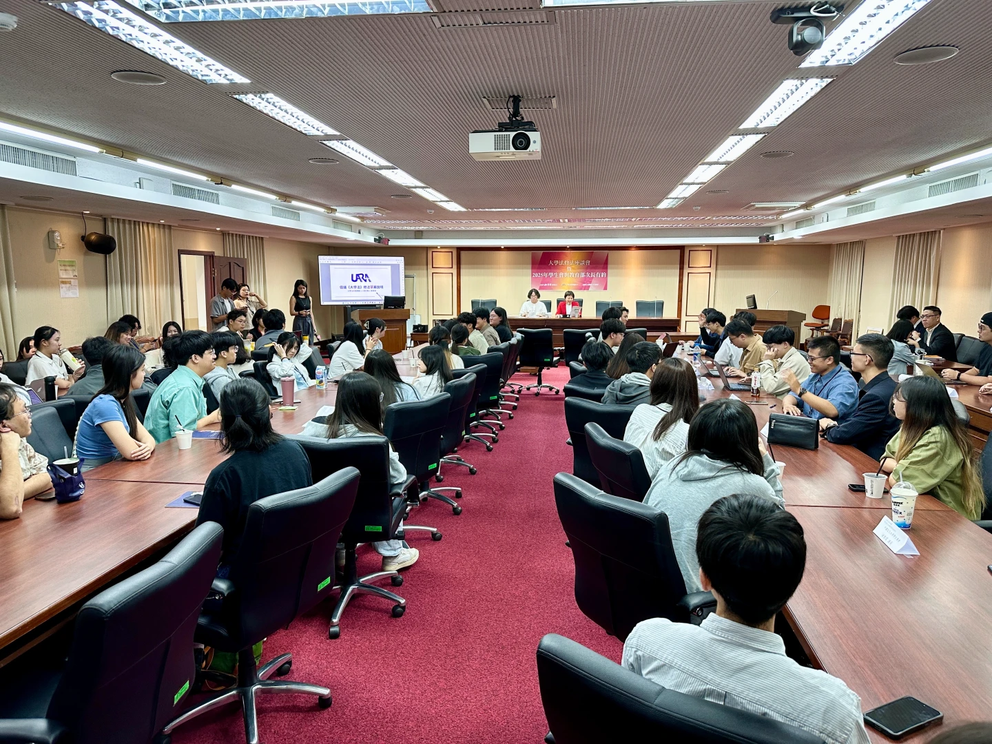 民進黨立委范雲及學生團體舉行「大學法修法暨2025年學生會與教育部次長有約」座談會。王良博攝