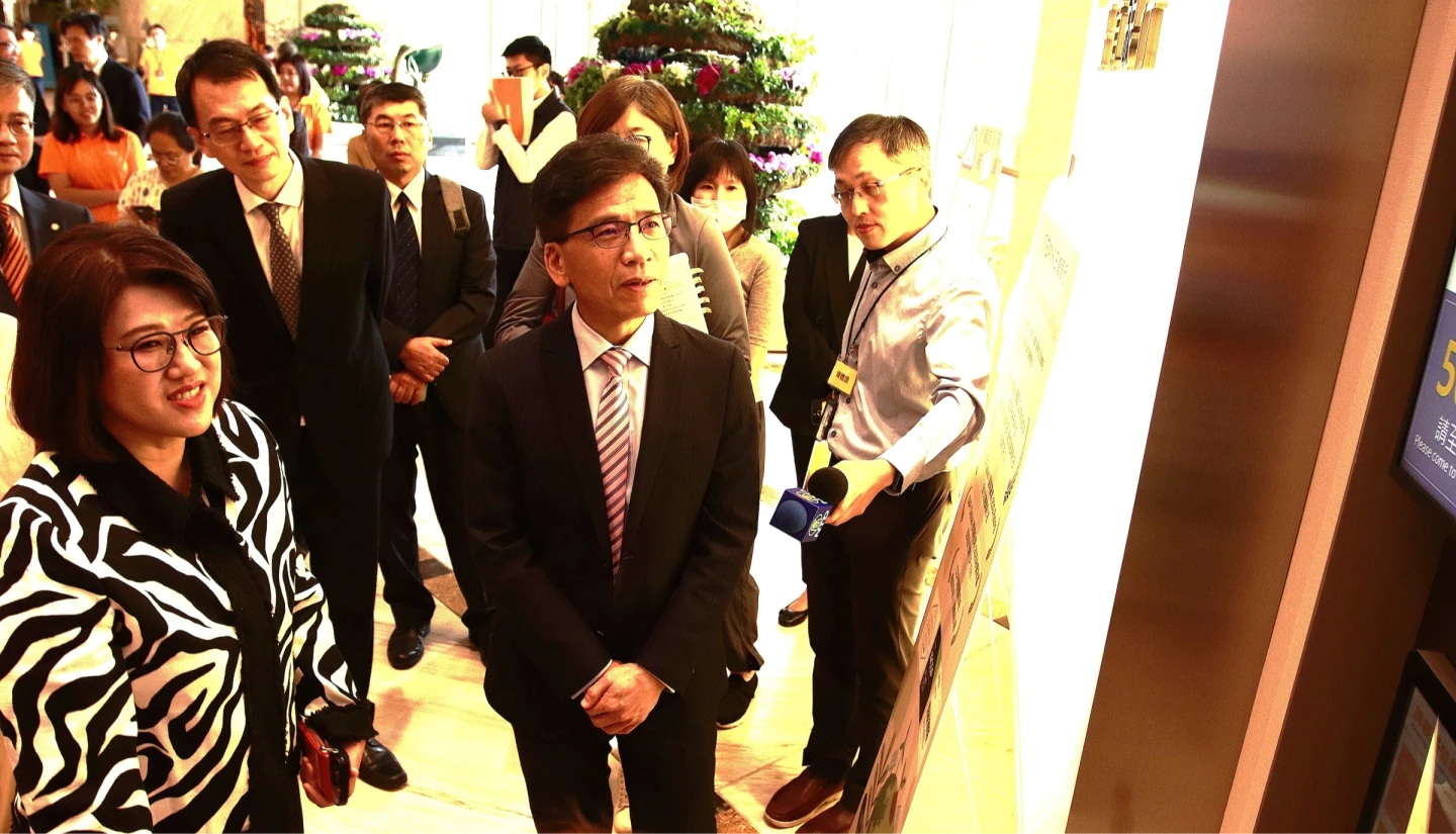 金管會主委彭金隆(右)視察並體驗王道銀行金融友善臨櫃服務,左為王道銀董事長駱怡君。業者提供