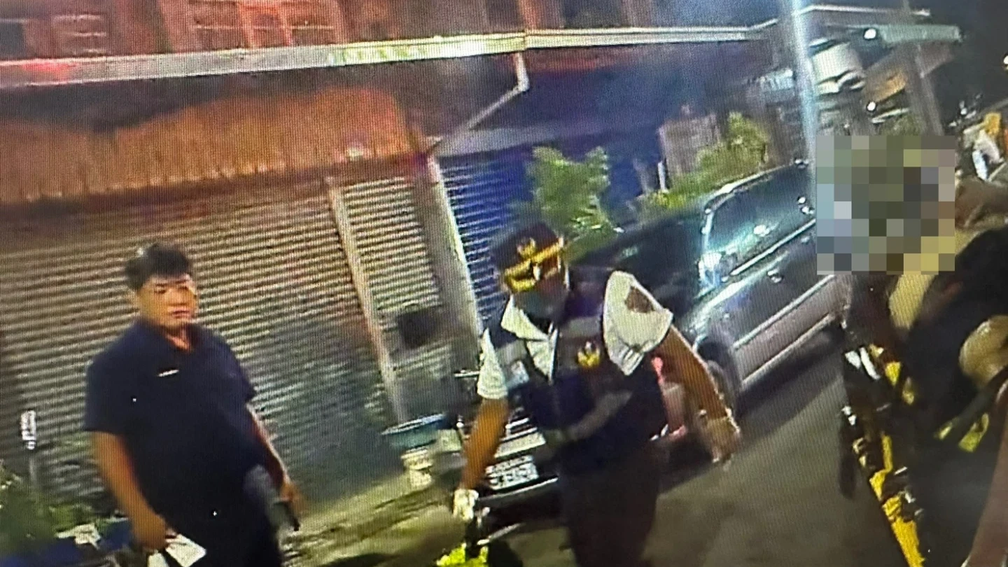 救護人員將傷者楊姓男子送醫急救。民眾提供
