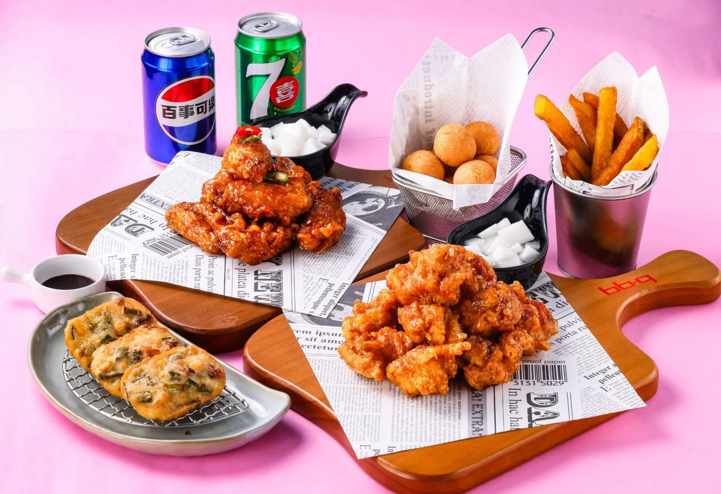 bb.q CHICKEN「開學應援餐」內含bb.q CHICKEN經典調味炸雞1份、調味雞翅1份、海鮮小煎餅、88元炸物1份、馬西搜唷起司球1份及汽水2罐組合,優惠價999元。bb.q CHICKEN提供