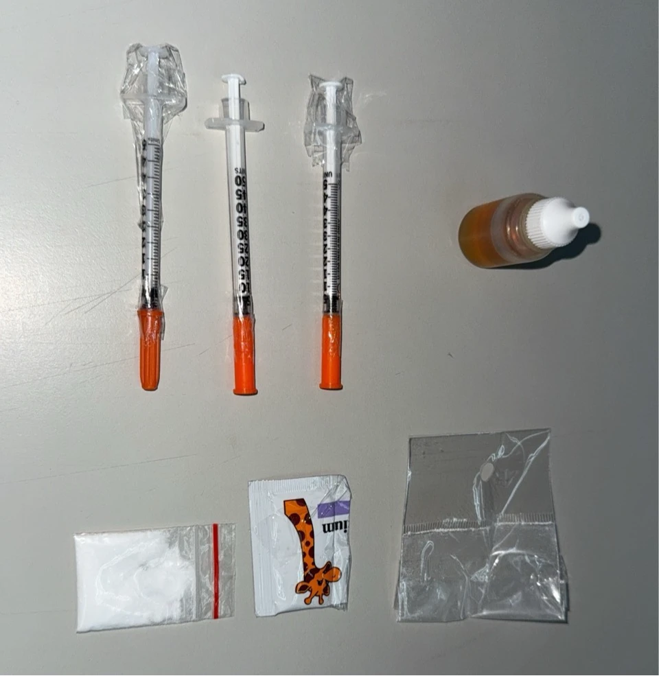 警方搜扣毒品等證物。翻攝畫面