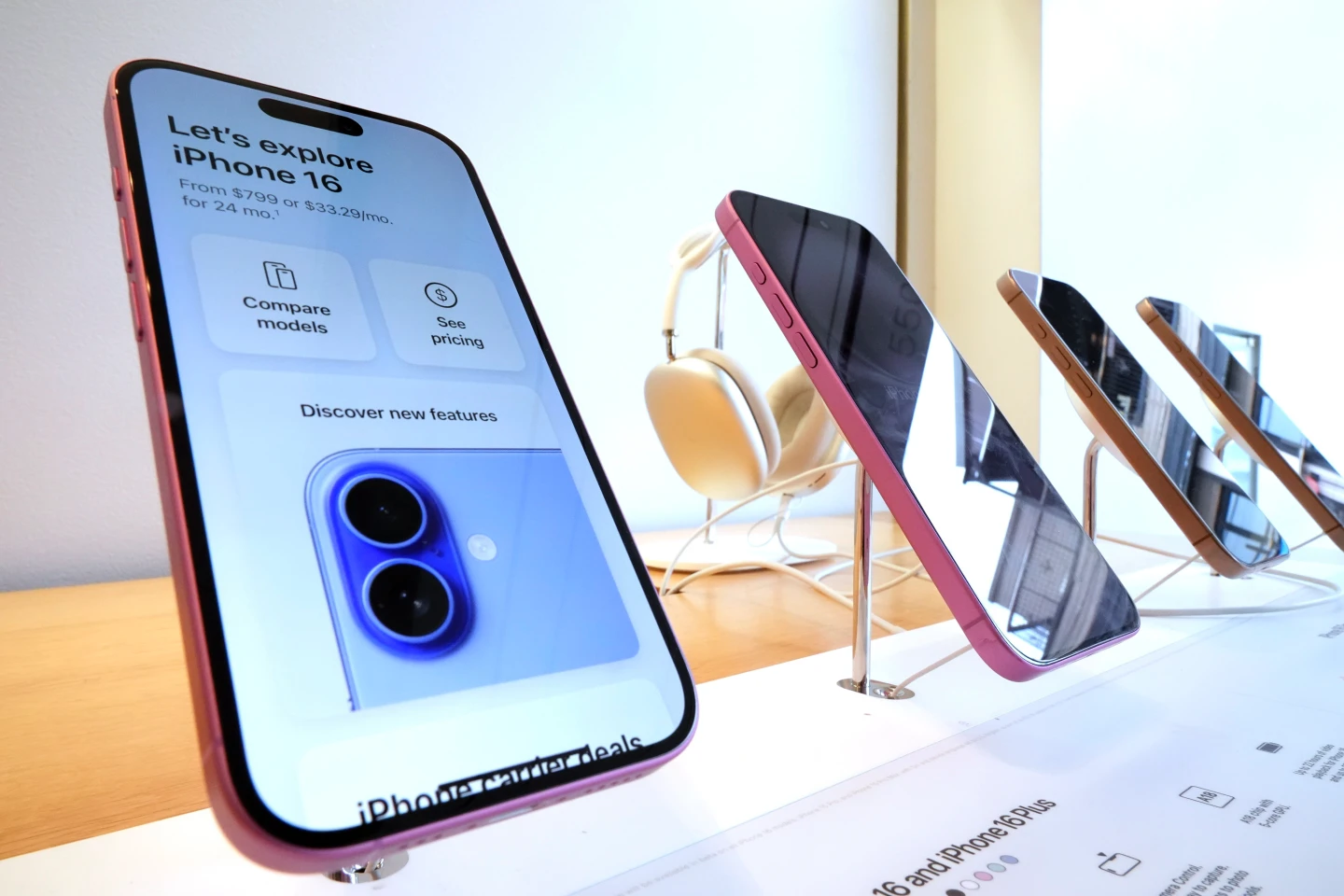 蘋果位在匹茲堡的直營店門市,展售iPhone 16系列手機。美聯社