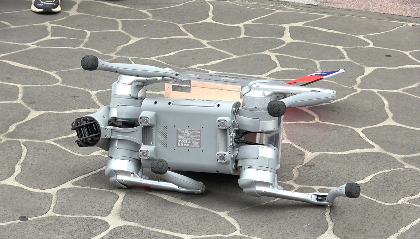機器狗首秀凸槌!不慎跌倒「翻車」。葉志明攝