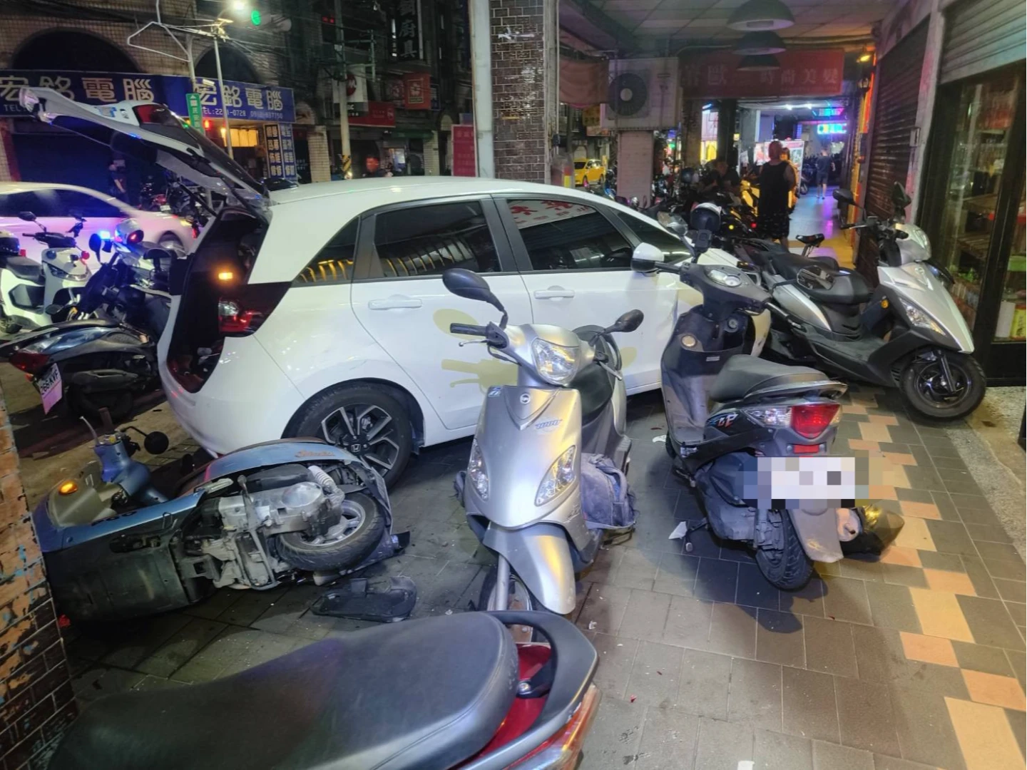 租賃車失控衝進騎樓。翻攝畫面