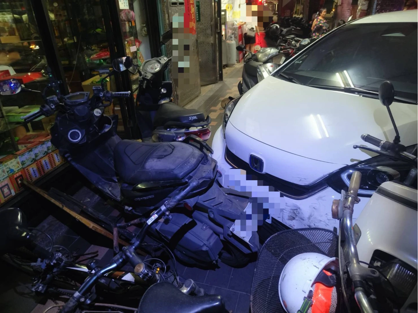 租賃車過彎失控衝撞騎樓14輛車。翻攝畫面