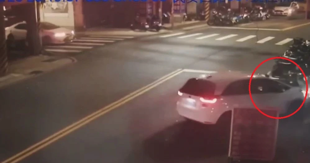 男子開車失控衝進騎樓。翻攝畫面