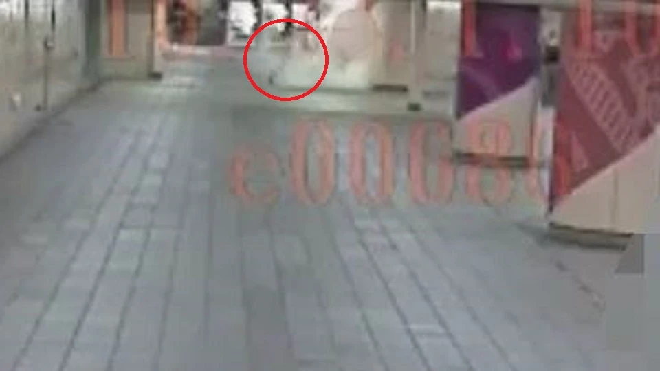 男子持滅火器噴灑4女。翻攝畫面