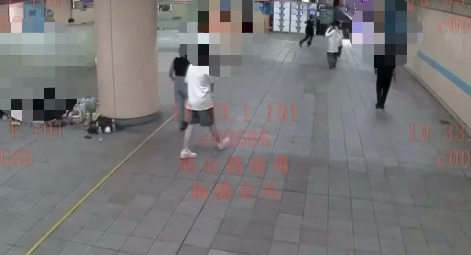4生及路過乘客跑離現場。翻攝畫面