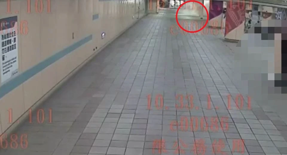 男子失控持滅火器噴灑。翻攝畫面