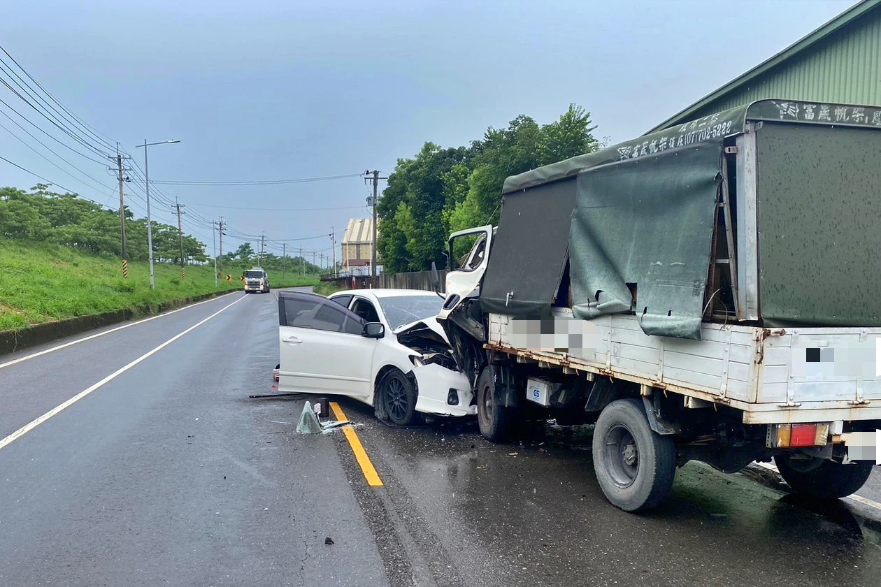白色轎車疑因路滑失控衝到對向車道,與小貨車發生對撞車禍。警方提供