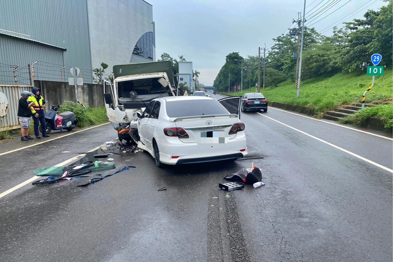 2車車頭嚴重凹損。警方提供