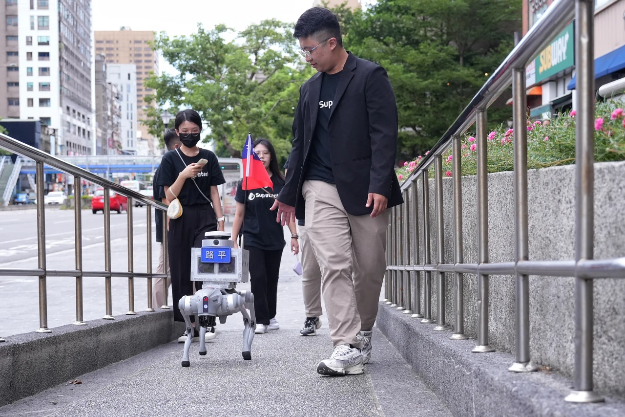 超鉞科技經理劉浩灃與團隊展示機器狗。葉志明攝