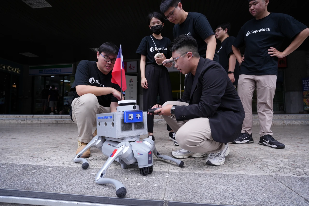 超鉞科技經理劉浩灃與團隊展示機器狗。葉志明攝