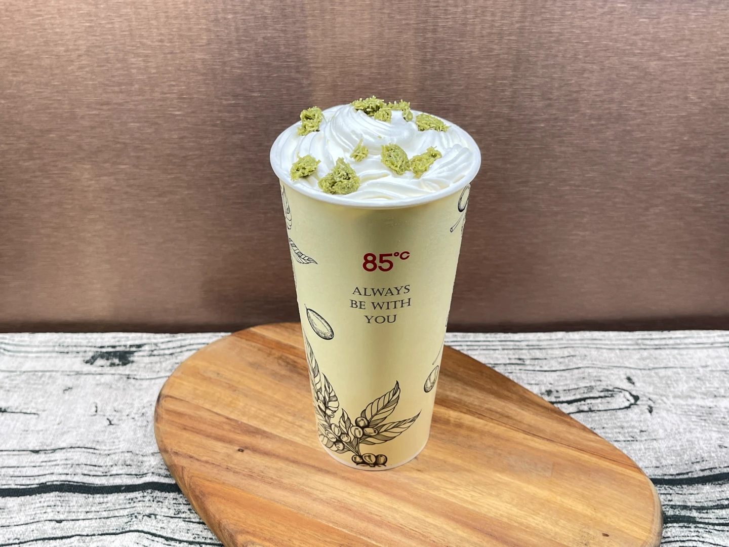 全新飲品「杜拜黑巧咖啡」中杯90元、大杯105元。85℃提供