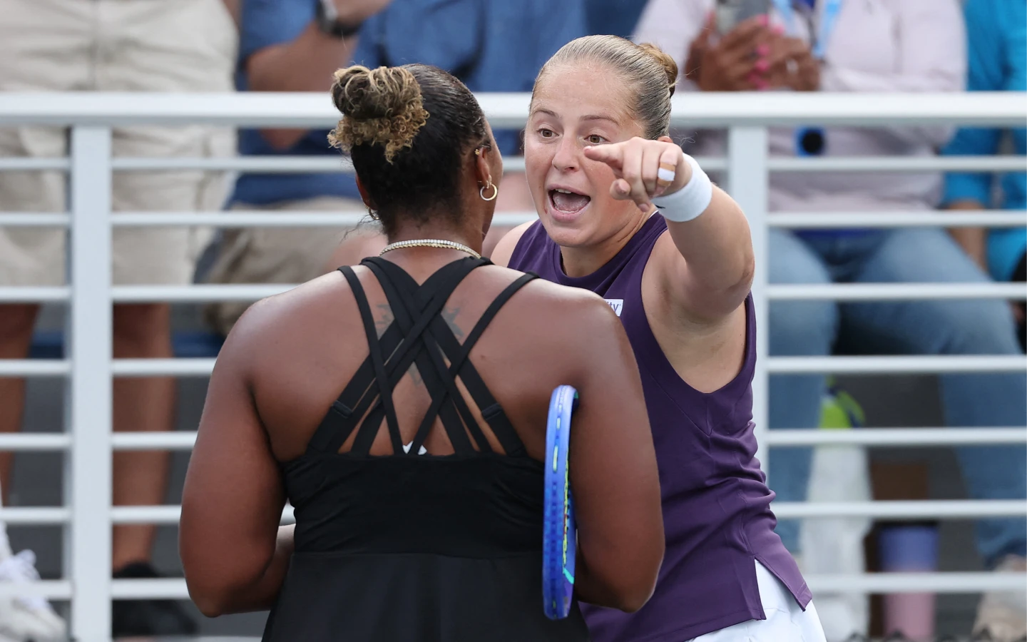 拉脫維亞女將奧絲塔朋科(Jelena Ostapenko)在2025年美國網球公開賽女單次輪落敗後與地主美國好手湯森(Taylor Townsend),賽後握手致意時爆發口角。法新社