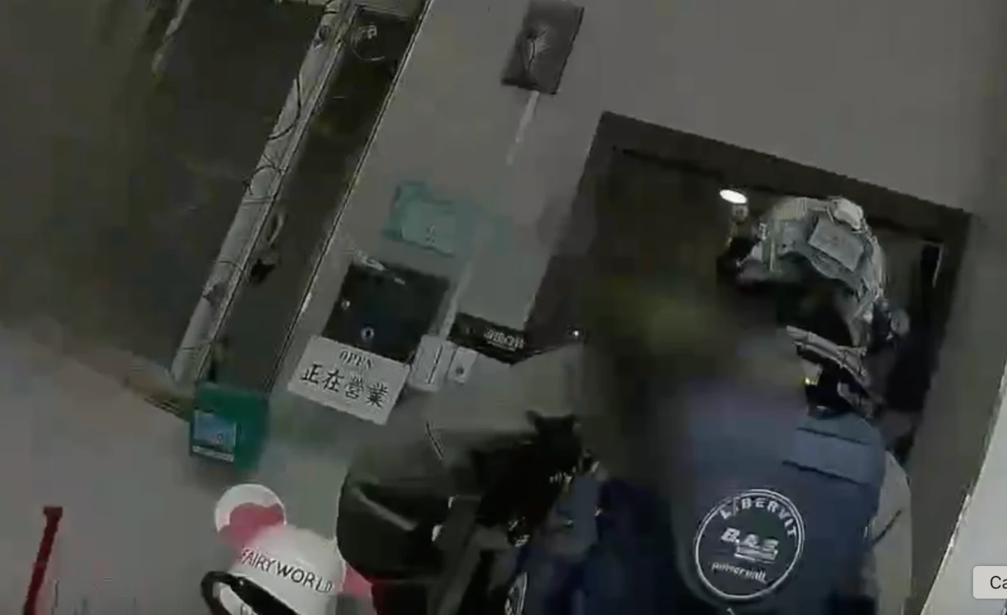 刑事局攻堅逮人。翻攝畫面