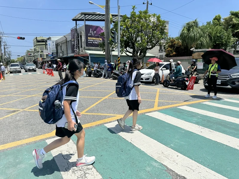 開學在即,花蓮縣還有15所國中小找不到代理老師。花蓮縣教育處28日表示,前2年都有辦理聯合甄選並引進新進教師,搭配「薪傳師制度」進行輔導,將再跟各校討論,評估2026年是否重啟教甄。中央社
