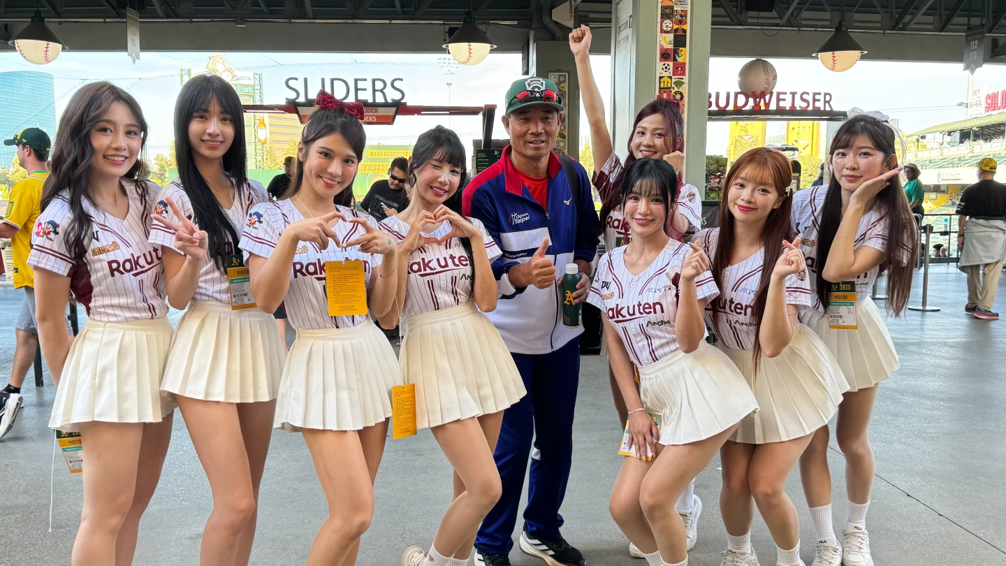 台北市東園國小少棒隊總教練賴敏男(中)出席MLB運動家隊台灣日活動,原定開球卻遭球團高層喊卡。樂天桃猿提供