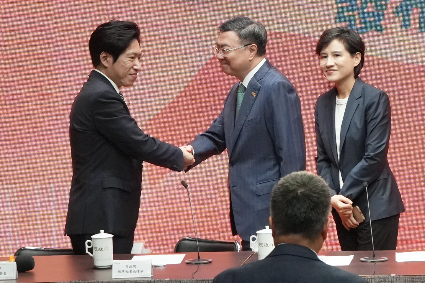 卓榮泰期許張惇涵帶給政院更多革新的年輕氣息。林林攝