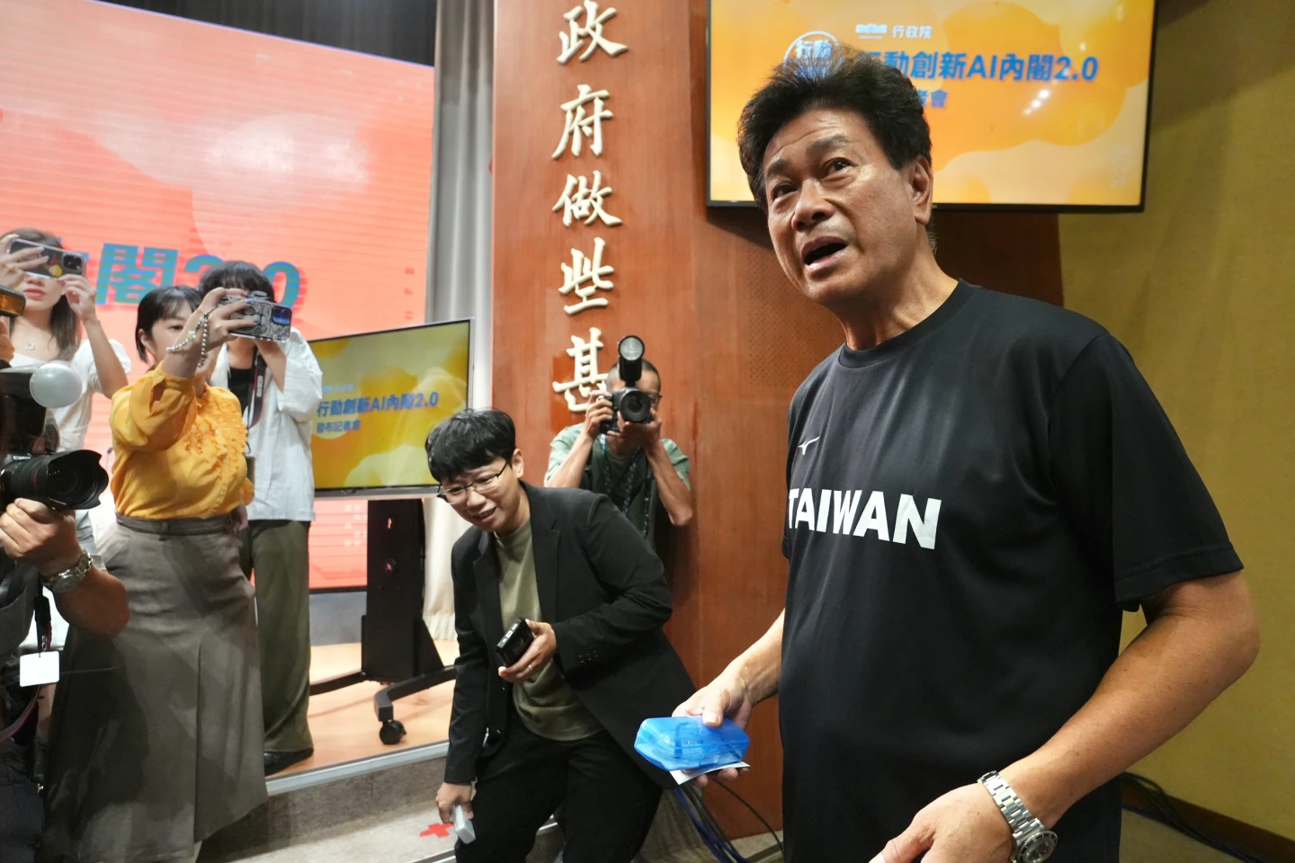 記者會召開前,陳義信被媒體包圍搶拍、提問。林林攝